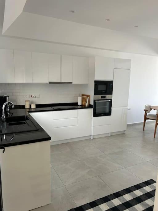 קיירניה Penthouse Med Privat Saltvannsbasseng Pa Esentepe Beach מראה חיצוני תמונה