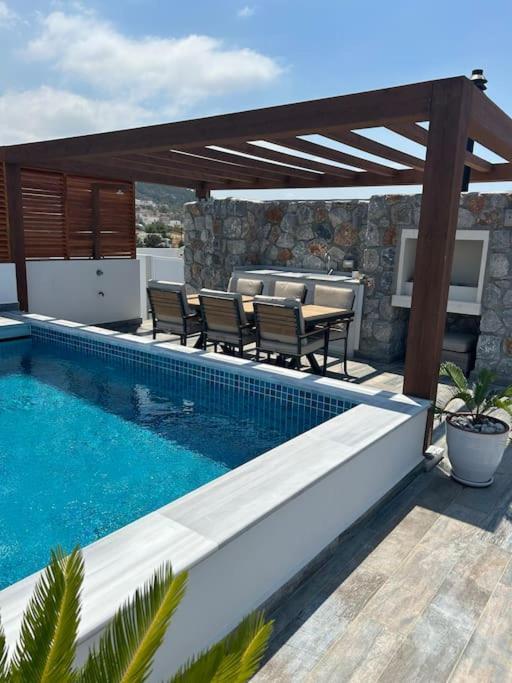 קיירניה Penthouse Med Privat Saltvannsbasseng Pa Esentepe Beach מראה חיצוני תמונה