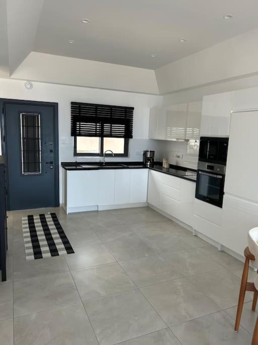 קיירניה Penthouse Med Privat Saltvannsbasseng Pa Esentepe Beach מראה חיצוני תמונה
