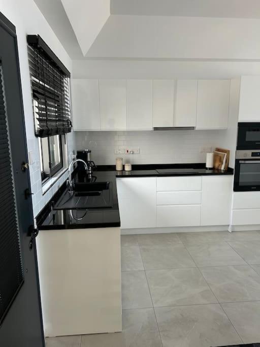קיירניה Penthouse Med Privat Saltvannsbasseng Pa Esentepe Beach מראה חיצוני תמונה