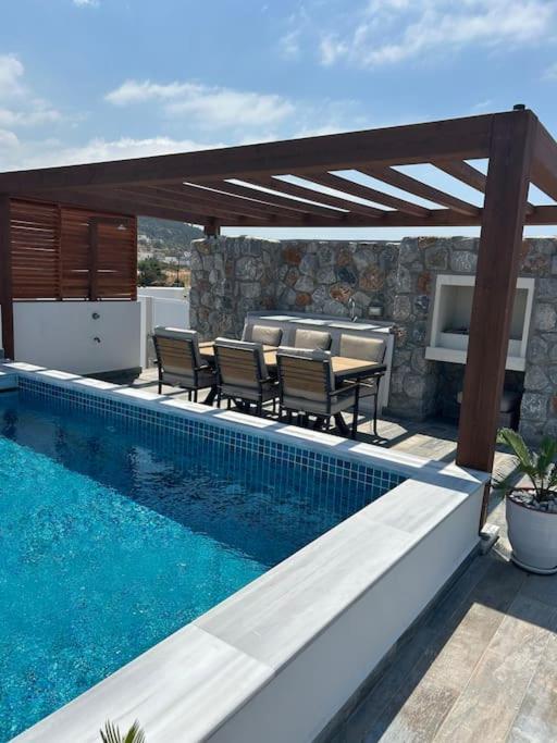 קיירניה Penthouse Med Privat Saltvannsbasseng Pa Esentepe Beach מראה חיצוני תמונה