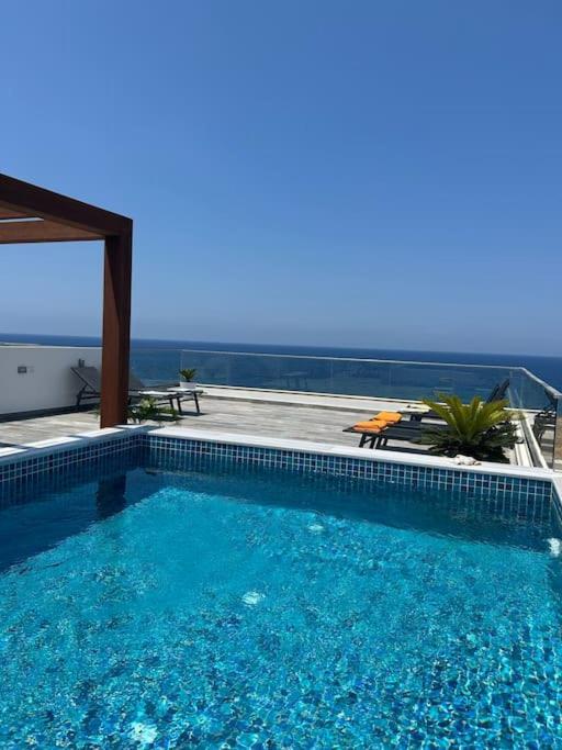 קיירניה Penthouse Med Privat Saltvannsbasseng Pa Esentepe Beach מראה חיצוני תמונה